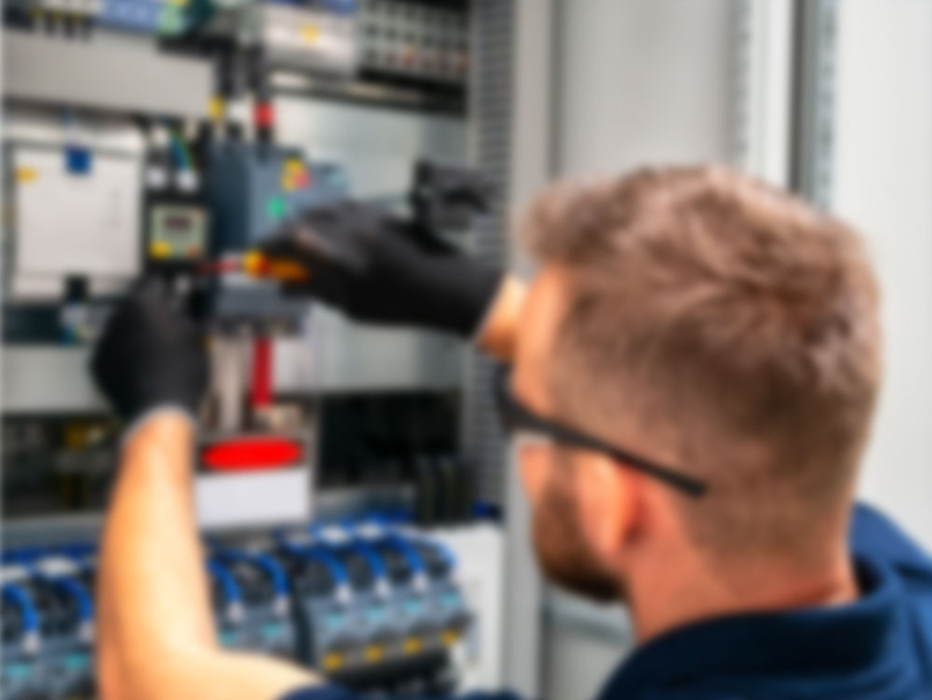 Nieder­spannungs­anlagen bei EAG Elektroanlagen und Gebäudetechnik GmbH in Aue
